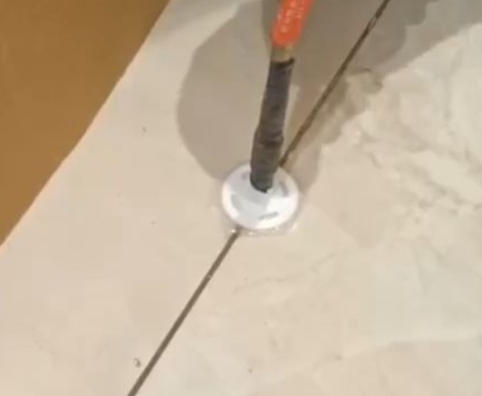 黔西南瓷砖空鼓维修公司专业解答瓷砖在铺贴过程中，如果没有涂抹均匀到位的粘结材料（如水泥砂浆或瓷砖胶），可能会导致以下问题